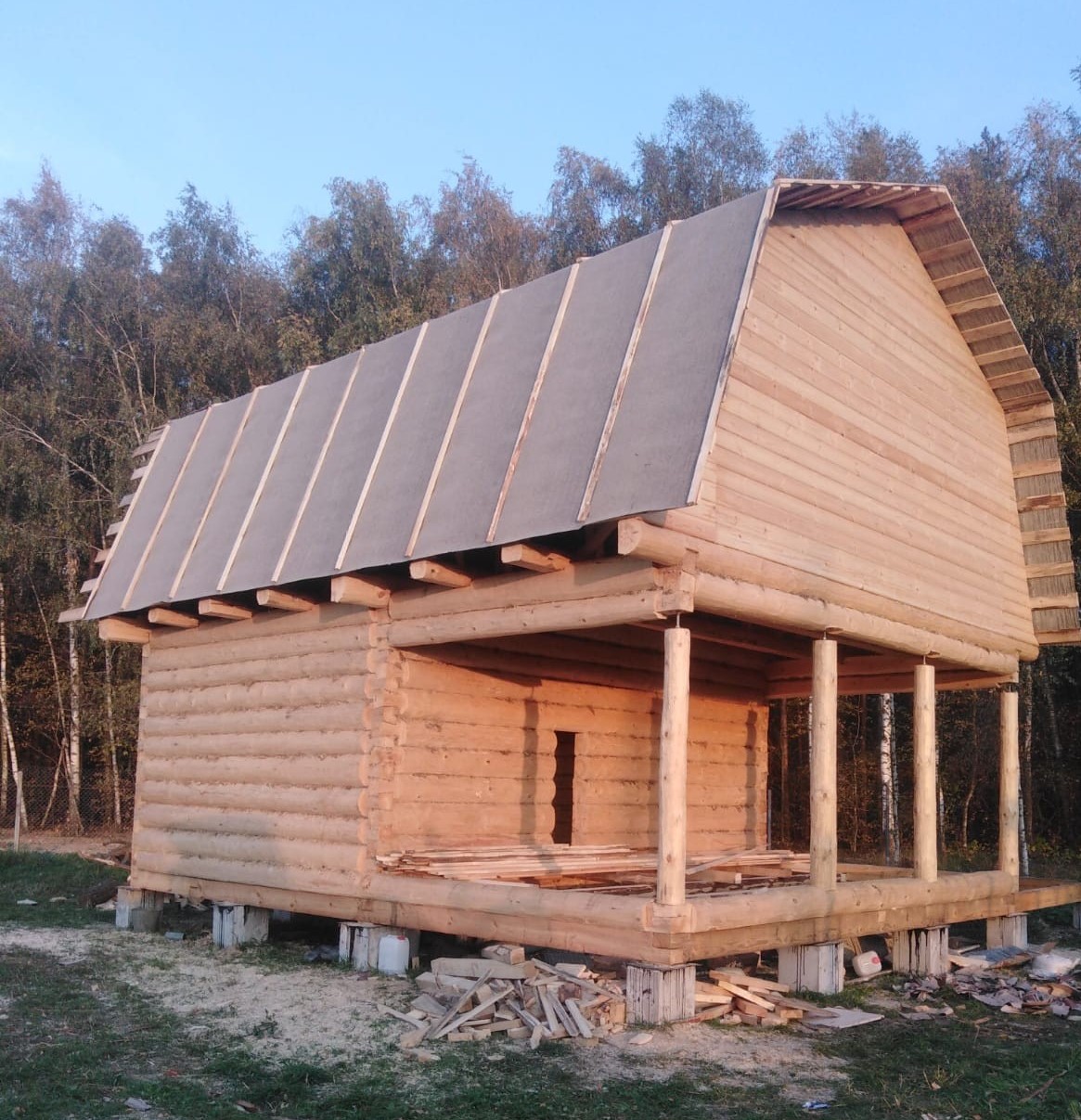 Сруб бани 5х6 с террасой и ломаной крышей Сруб бани 5х6 с террасой и ломаной крышей